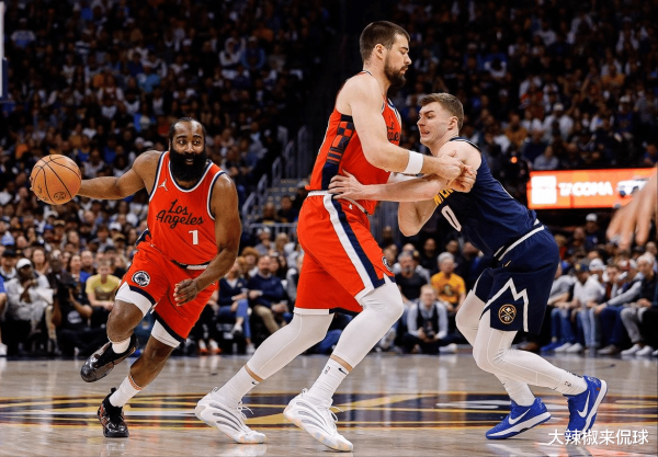 Sau thỏa thuận lớn ba bên, Clippers đã giành được ba bàn thắng trong một lần và nhường chỗ cho việc 